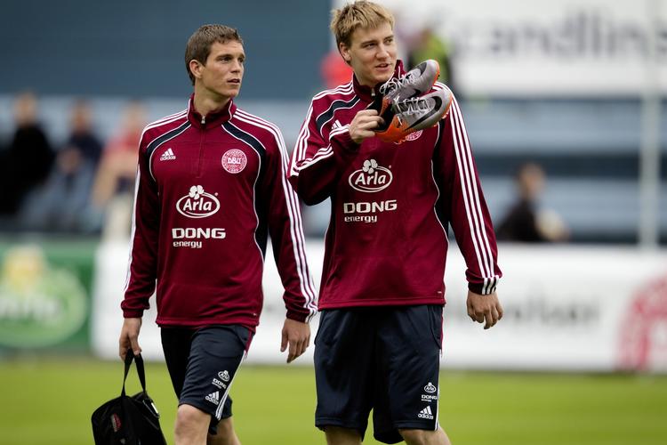 HOLDKAMMERATER. Den nyudnævnte danske anfører, Daniel Agger, sætter sin lid til Nicklas Bendtner mod Norge. 