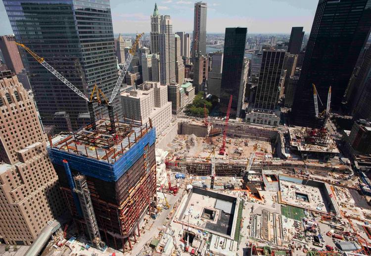 2010. Konstruktionen af det nye One World Trade Center, der bliver 541 meter højt og forventes at stå færdigt i januar 2013. 
