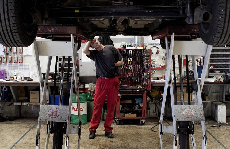 Fast pris. Med en service- og reparationsaftale undgår bilejeren regninger i utide. Arkivfoto: Peter Hove Olesen 