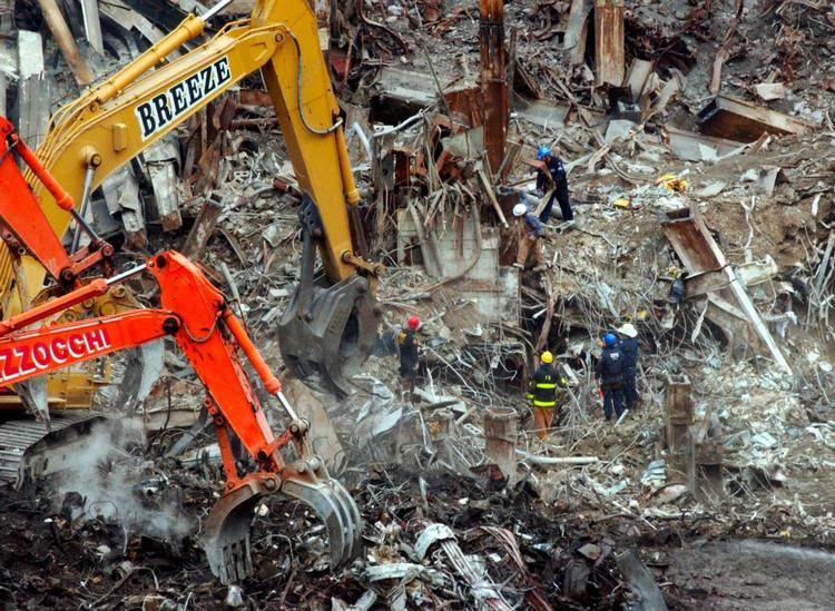 2001. To måneder efter angrebet arbejder en mindre hær af mennesker fortsat i døgndrift for at rydde resterne af de ødelagte bygninger af vejen. 