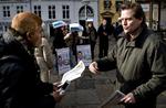 Løsgænger. Tom Gillesberg er ikke ny i gadebilledet. I 2007 stillede han op med sloganet »Efter finanskrakket - magnettog over kattegat« 