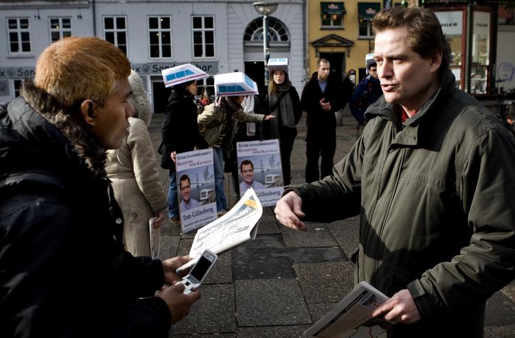 Løsgænger. Tom Gillesberg er ikke ny i gadebilledet. I 2007 stillede han op med sloganet »Efter finanskrakket - magnettog over kattegat« 