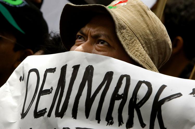 MUHAMMEDKRISE. Indonesisk demonstrant fotograferet ved den danske ambassade i Jakarta den 6. februar 2006. Protesterne fik amerikanerne til at beskytte dansk ambassadepersonale. 