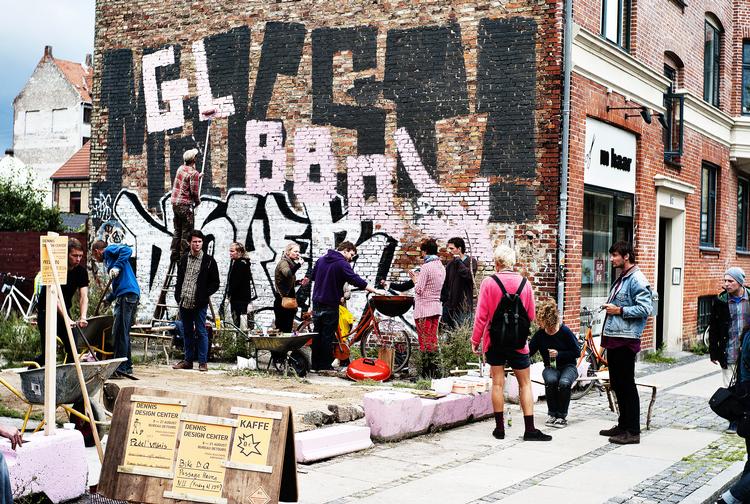 Byrumsanvendelse. Bureau Detours er et kollektiv af kunstnere, håndværkere, designere og formidlere. Her er medlemmer af gruppen i gang med at forskønne en giftig grund på Amager som led i projektet 'Dennis Design Center' under Metropolisfestivalen. 