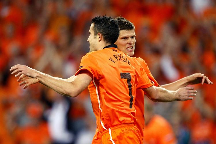 1,2,3... Robin van Persie og Klaas-Jan Huntelaar fik en omgang let kamptræning mod miniputterne fra San Marino. 