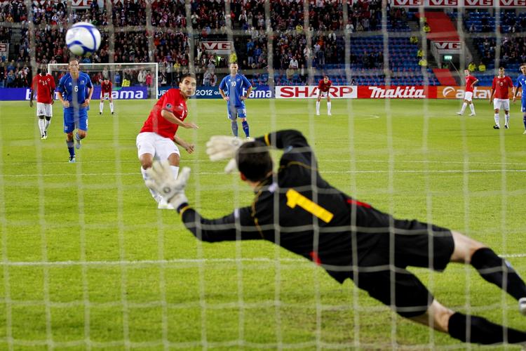 scoring. Mohammed Abdellaoue bankede straffesparket op i hjørnet og gav ekstra liv i de norske drømme om EM. 