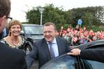 Måling. Lars Løkke Rasmussen - der her besøger en folkeskole i Ringkøbing - er mere folkelig end sin rival, Helle Thorning-Schmidt, viser en ny undersøgelse. 