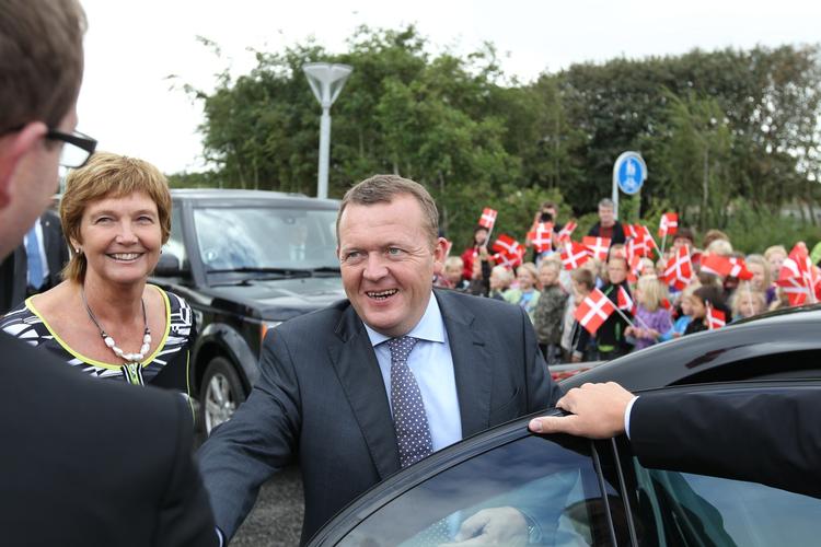 Måling. Lars Løkke Rasmussen - der her besøger en folkeskole i Ringkøbing - er mere folkelig end sin rival, Helle Thorning-Schmidt, viser en ny undersøgelse. 