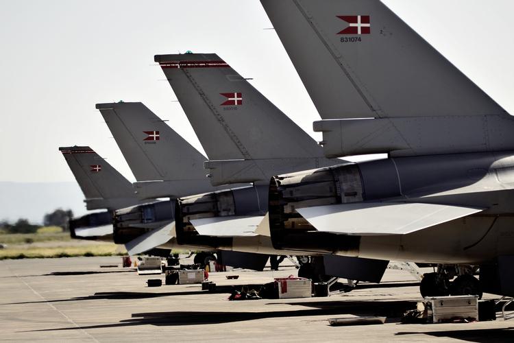 FLYVEKLAR. De danske militærfly skal fortsat være klar til at rykke i krig, selv om der ikke er FN-mandat til det. 