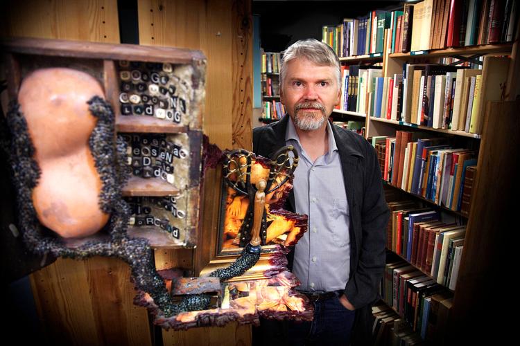 bogelsker. Gyrðir Elíasson i Paludans Bogcafé i København. Det er kunstneren Franz Thomsen, der har lavet skulpturen til venstre for den islandske forfatter.