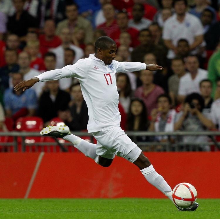 Offer. Ashley Young kunne se sin holdkammerat Wayne Rooney score to gange i Englands sikre sejr i Bulgarien. 