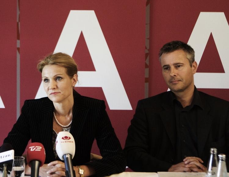 MAGTSKIFTE. Siden Helle Thorning-Schmidt blev formand har Henrik Sass Larsen siddet ved hendes sidde. Sådan bliver det ikke nødvendigvis i fremtiden. 