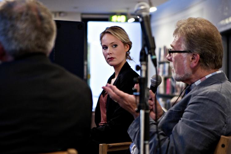 Sællert. Et arrangement med forfatterne Søren Ulrik Thomsen og Josefine Klougart var ved at lægge Kunstbygningens ydermure ned, efterhånden som stadig flere pressede sig indenfor i de overophedede lokaler for at blive en del af en litterær diskussion om erindring. 