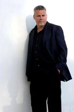 Connelly. Pressen og internettet spiller en stor rolle i den tidligere kriminalreporters nye bog, hvor en forhenværende L.A. Times-journalist kommer på sporet af en seriemorder. 