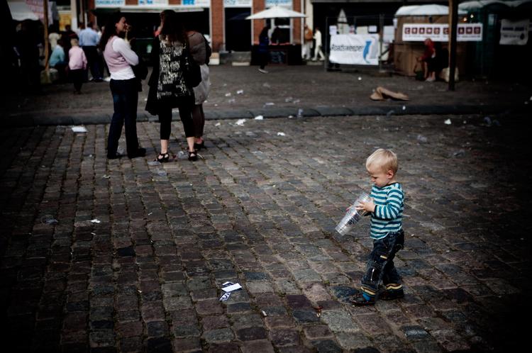 Blevælger: 2-årige Gabriel Høyer vil hellere samle ølkrus til Køge Festuge end lytte på de voksnes snak om politik. »Men han stemmer blåt!« skynder hans far Henrik Høyer at indvende. 