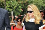 Madonna. Iført solbriller ankom Madonna til Venedig, hvor hendes spillefilm 'W.E.' vises uden for filmfestivalens konferencer.