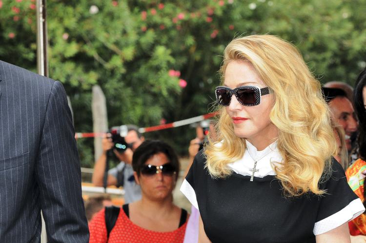 Madonna. Iført solbriller ankom Madonna til Venedig, hvor hendes spillefilm 'W.E.' vises uden for filmfestivalens konferencer.