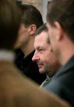 Shh. Det var højst upoplært at stille spørgsmål omkring Lars Von Triers forgangne erklæring om at kunne "forstå" Hitler ved en konference i Berlin, fortæller Politikens korrespondent. 