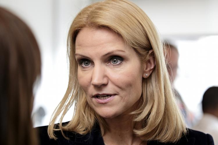 Genmæle. Helle Thorning-Schmidt hverken be- eller afkræfter dagens artikel i Ekstra Bladet om Henrik Sass Larsens degradering. 