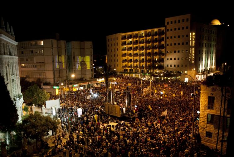 Protest. Tusindvis af demonstranter på gaden i Jerusalem. 