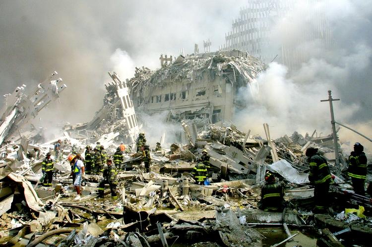 Terror. På billedet kæmper brandmænd sig gennem rodet af murbrokker efter angrebet på World Trade Center. Det er irrationelt, at danskerne frygter at samme slags terror vil ramme dem her 10 år efter, siger forsker. 