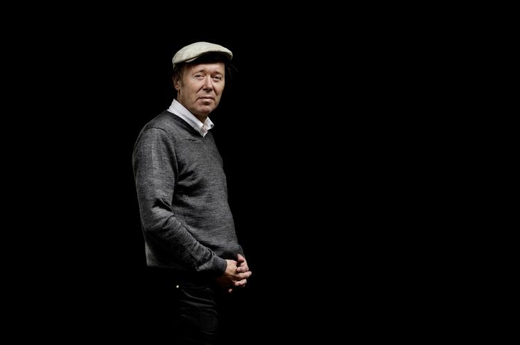 Polariseret. Under valgkampen  i 2001 opsatte Venstre valgplakater,  der antydede en sammenhæng mellem kriminalitet og det at være indvandrer. Og ifølge Stig Dalager var det en forsmag på den skærpede retorik over for minoriteter. 