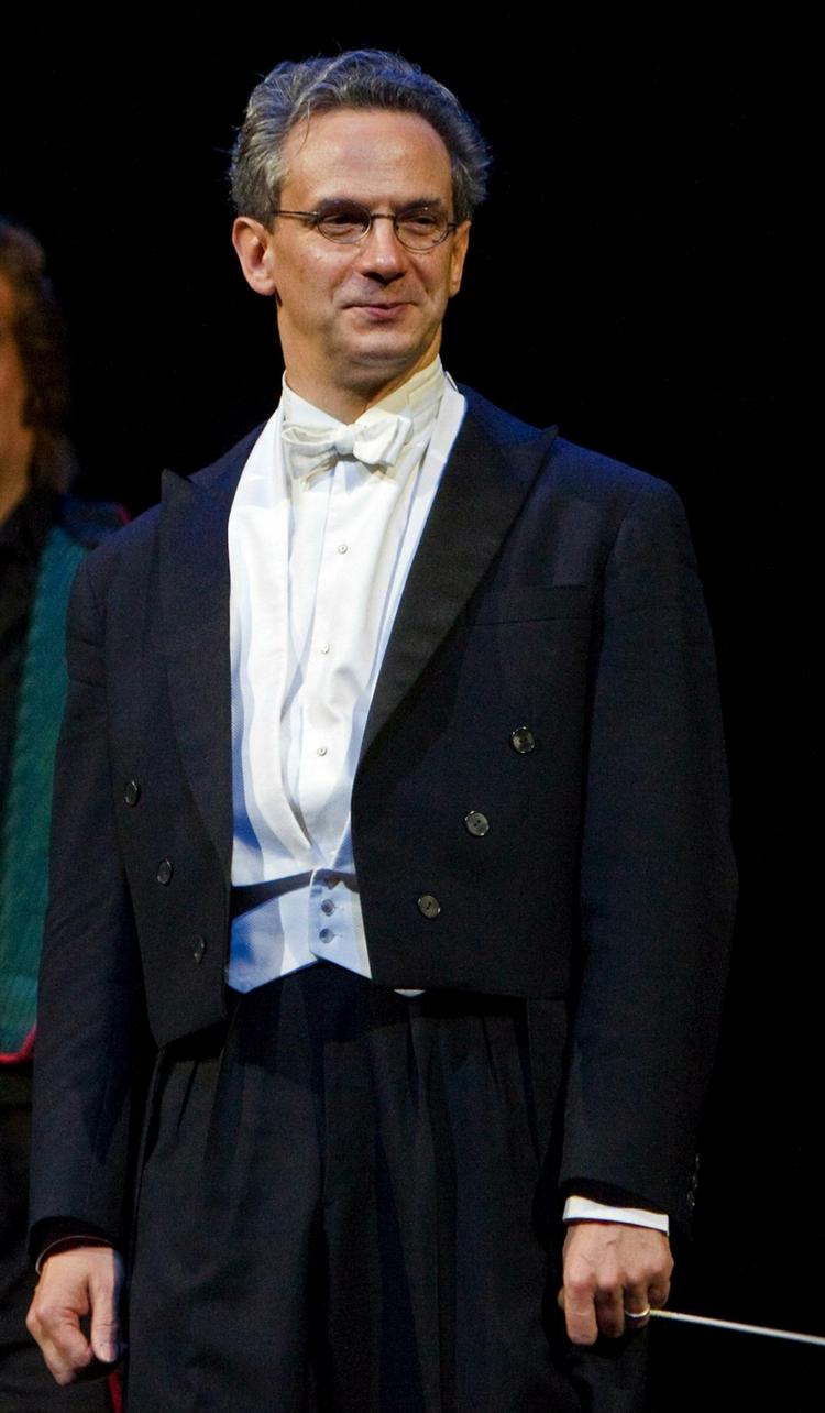 klar. Fabio Luisi er den italienske stjernedirigent, der mener, at Italien har solgt fuldstændig ud kulturelt og musikalsk, og som jungletrommerne vil vide er kommende chef for New Yorks Metropolitanopera. 
