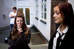 tvivl. På VUC i København findes flere af de tvivlende unge kvinder, der ikke har en klar politisk favorit. Amanda Duncan (th.) overvejer at stemme blankt 15. september, mens veninden Maria Larsen vil støtte SF for deres holdning til kollektiv trafik. 