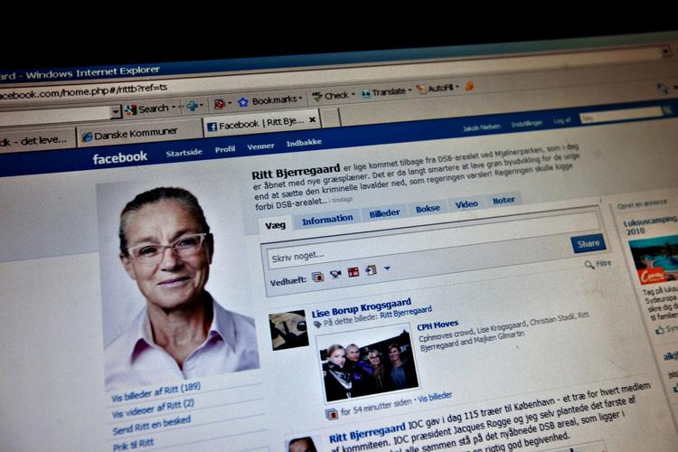 Facebook-politik. De digitale medier løsner op for tilkendegivelsen af de personlige politiske holdninger. Facebook bugner med brugere, der fremviser sit politiske ståsted. 