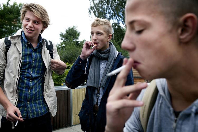 På Nærum Gymnasium har man flyttet rygerne til et nyt, mindre attraktivt område. Men et egentlig forbud mod at ryge har skolen ikke. Drengene her går i 1. g og ryger som regel i hver pause. De tror, at nogle lejlighedsrygere vi lholde op med at ryge i skoletiden, når vejret bliver koldt, mørkt og vådt. 