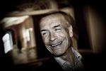 Styrt. »Min mor havde sagt 'Helge, du er en klumpedumpe', hvis hun havde levet endnu«, siger den 68-årige konservative profil. 