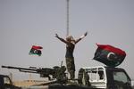 FRED. En oprører hylder friheden ved et checkpoint i Libyen. Oprørerne mener, at de ved, hvor Gaddafi befinder sig. 