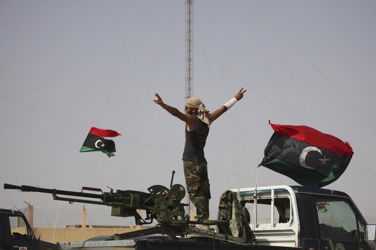 FRED. En oprører hylder friheden ved et checkpoint i Libyen. Oprørerne mener, at de ved, hvor Gaddafi befinder sig. 