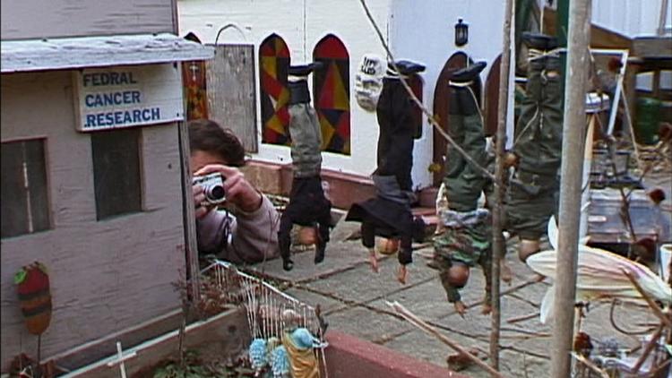 Paradisisk. Et voldsoffer med hukommelsestab laver en fiktiv by, han kalder Marwencol og placerer i Belgien under Anden Verdenskrig. Et paradis, hvor amerikanske og tyske soldater kommer overens. 