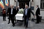 Farvel. »Lige om lidt bærer vi din kiste ud. Men dit vid, dit mod og alle dine aftryk bliver sat her. Jeg savner dig, Jesper. Så det er godt, du ikke er borte«, sagde skuespiller Flemming Jensen, kort før Jesper Kleins kiste blev båret ud. 