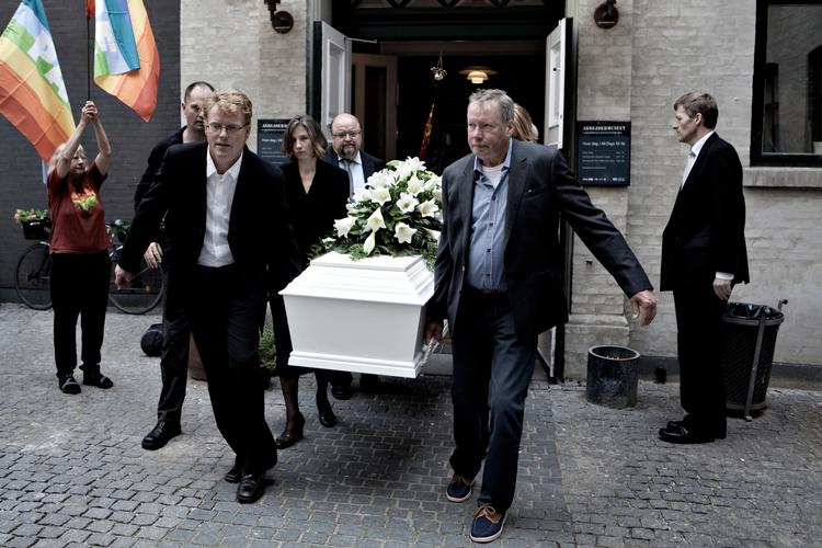 Farvel. »Lige om lidt bærer vi din kiste ud. Men dit vid, dit mod og alle dine aftryk bliver sat her. Jeg savner dig, Jesper. Så det er godt, du ikke er borte«, sagde skuespiller Flemming Jensen, kort før Jesper Kleins kiste blev båret ud. 