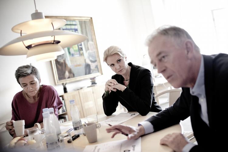 Samlet. En næsten samlet rød blok - Margrethe Vestager, Helle Thorning-Schmidt og Villy Søvndal - har fremlagt et fælles udenrigspolitisk udspil. 