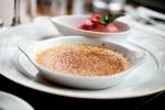 sukker. Crème brûléen frembragte et henført udtryk på sin banemands ansigt, med sin klassiske creme og gode, syrlige jordbærsorbet med syltede bær til. 