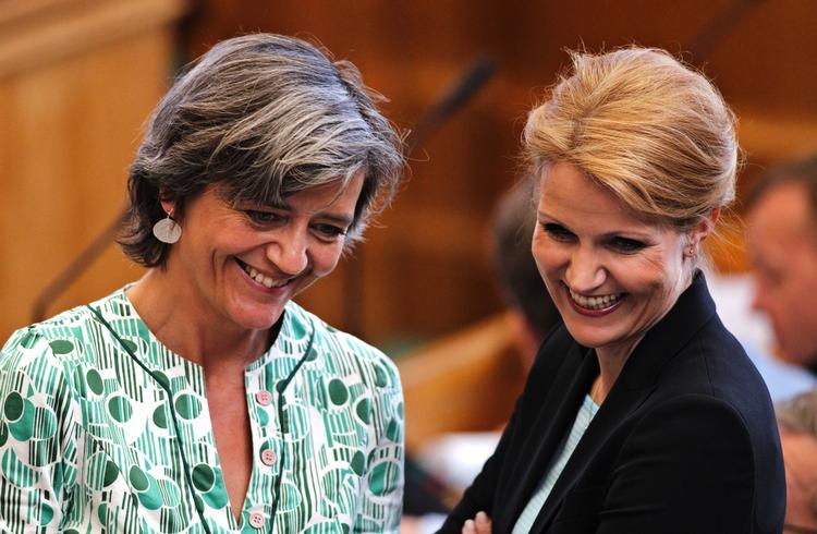 Bistand. Forhøjelse af ulandsbistanden er udskudt på ubestemt tid, fremgår det af nu rød plan. Her ses partiformænd Margrethe Vestager (R) og Helle Thorning-Schmidt (S). 