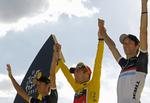1-2-3. Cadel Evans (i midten) får i 2012 igen Schleck og Schleck som rivaler, men om brødrene kører for Leopard Trek er yderst usikkert. 