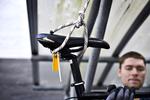 Ophængt. Cyklen skal op at hænge, når den skal ordnes. 