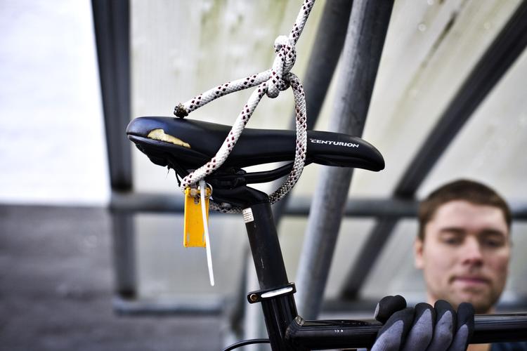 Ophængt. Cyklen skal op at hænge, når den skal ordnes. 