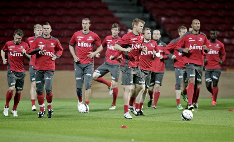 træning. Efter at have siddet over mod Island er John Arne Riise (den rødhårede i midten) ivrig efter at få spillet sin landsakamp nummer 98. 