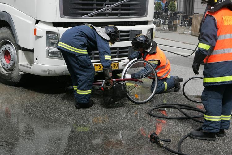 højresving. Selv om antallet af dræbte i højresvingsulykker er på vej ned, er der behov for at bevare opmærksomheden på fænomenet, mener Rådet for Sikker Trafik, der bidrager i ny kampagne, der kan ses i gadebilledet fra i dag. 
