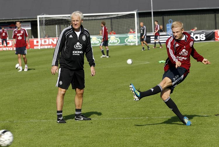 ROLIG. Morten Olsen (tv) går ikke panik, selvom Danmark skulle gå hen og spille 0-0 med Norge. 