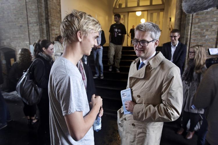 Valgkamp. Søren Pind førte i dag valgkamp på Kommunehospitalet i København. Ud over at møde vælgere fik han også spørgsmål om nyt udspil fra rød blok. 