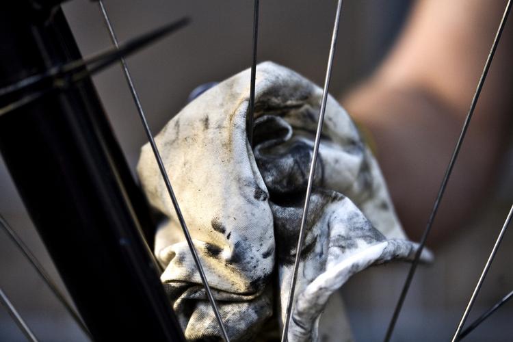 Undervognsvask. Stellet skal renses grundigt, hvis cyklen skal klare endnu en vintersæson. 