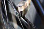 Rens og smør. En beskidt kæde forhindrer kørslen og giver oliepletter på tøjet. Giv kæden en omgang med cykelsmedens tips. 
