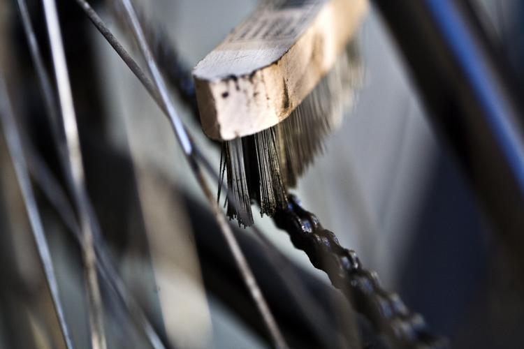 Rens og smør. En beskidt kæde forhindrer kørslen og giver oliepletter på tøjet. Giv kæden en omgang med cykelsmedens tips. 