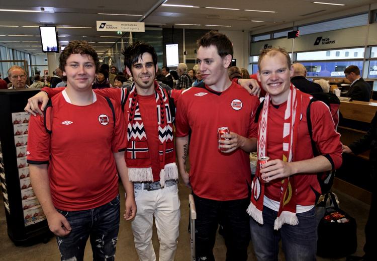 KAMPKLAR. Joachim Nygård, Tommy Finstad, Marius Solvang og Stig Landa Werde er de fire første fans, der er ankommet til København for at støtte det norske landshold. 